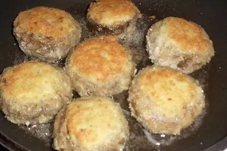 Шампиньоны, фаршированные куриным фаршем с соусом из кинзы: шаг 4