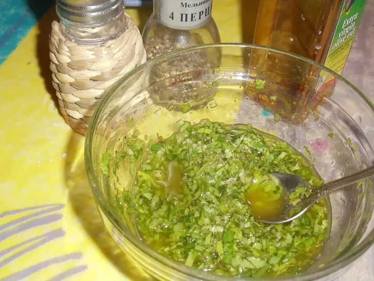 Шампиньоны, фаршированные куриным фаршем с соусом из кинзы: шаг 5