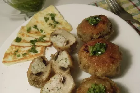 Шампиньоны, фаршированные куриным фаршем с соусом из кинзы: шаг 6