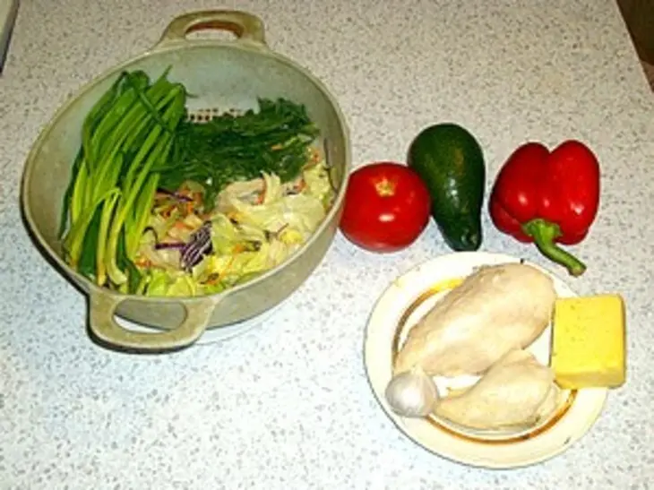 Салат с курицей, сыром и чесноком: шаг 1
