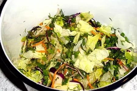 Салат с курицей, сыром и чесноком: шаг 2