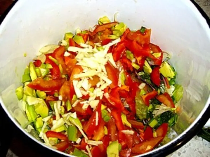 Салат с курицей, сыром и чесноком: шаг 3