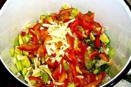 Салат с курицей, сыром и чесноком: шаг 3