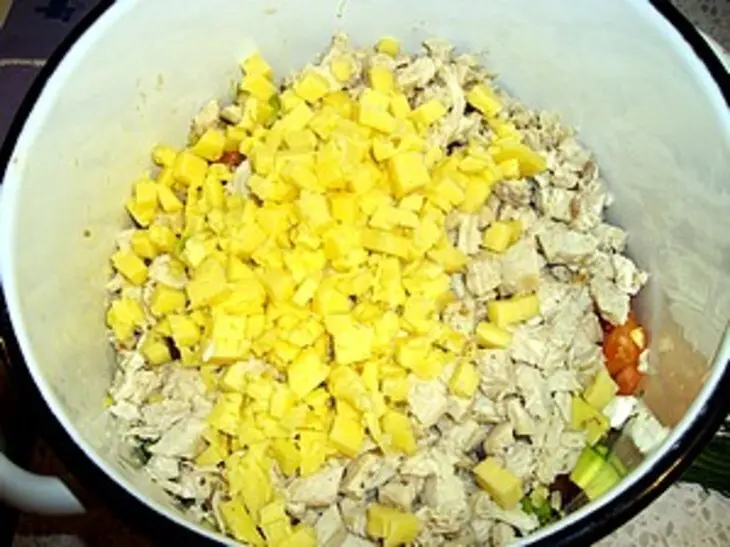 Салат с курицей, сыром и чесноком: шаг 4