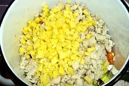 Салат с курицей, сыром и чесноком: шаг 4