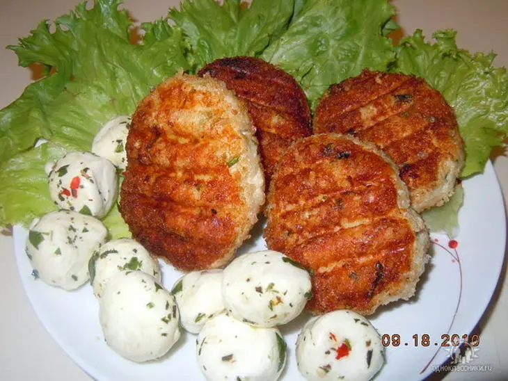 Вкусные куриные котлетки с орехами и базиликом: шаг 1