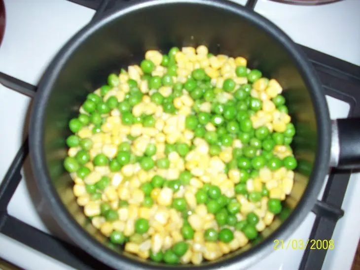 Киш с овощами и сосисками: шаг 2