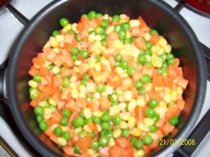 Киш с овощами и сосисками: шаг 3