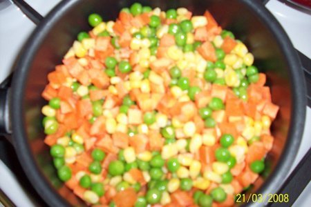 Киш с овощами и сосисками: шаг 3