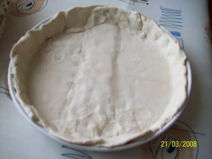 Киш с овощами и сосисками: шаг 4