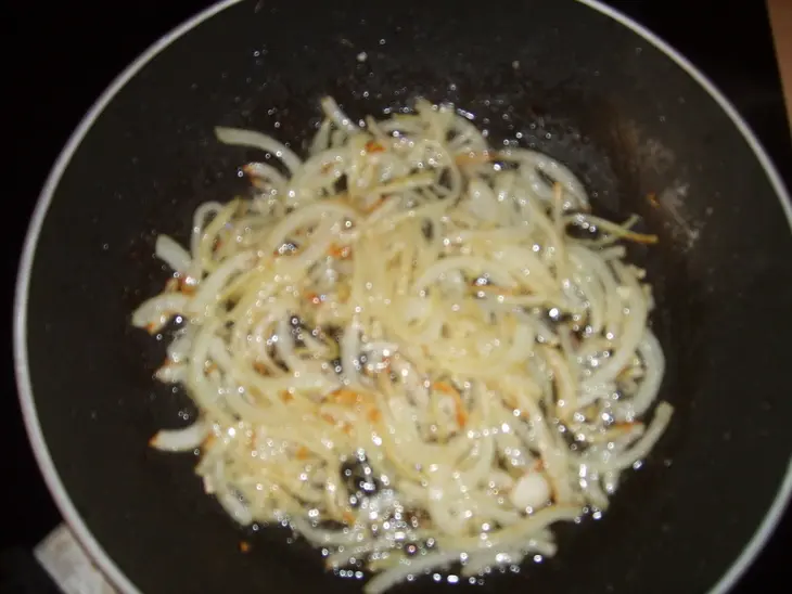 Морская капуста с морепродуктами и корейской морковью: шаг 3