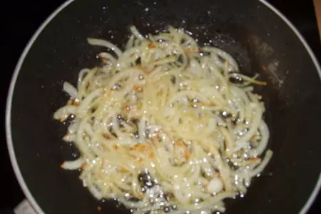 Морская капуста с морепродуктами и корейской морковью: шаг 3