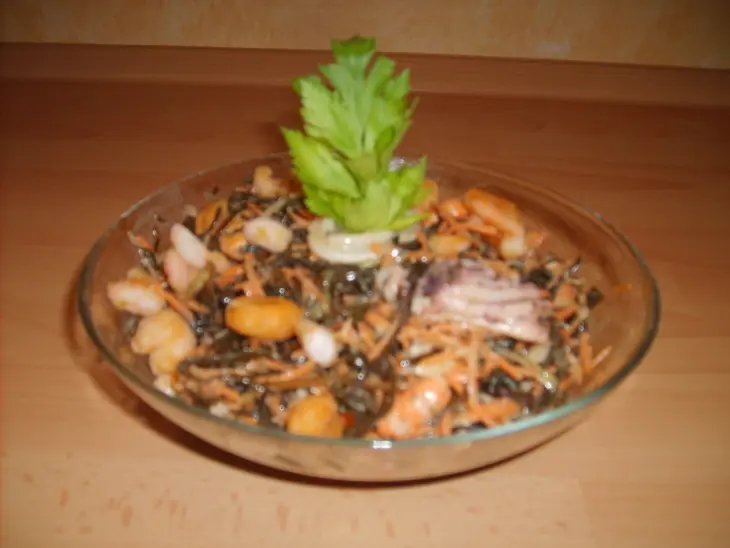 Морская капуста с морепродуктами и корейской морковью: шаг 5