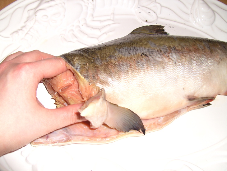 Фаршированый лосось запечёный в слоёном тесте: шаг 2