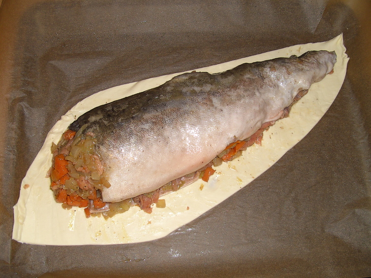 Фаршированый лосось запечёный в слоёном тесте: шаг 6