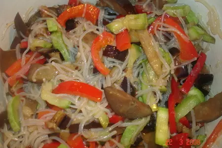 Теплый салат из хрустящих овощей с рисовой лапшой: шаг 1