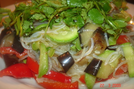 Теплый салат из хрустящих овощей с рисовой лапшой: шаг 2