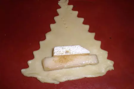 Рогалики с грушей и камамбером: шаг 6