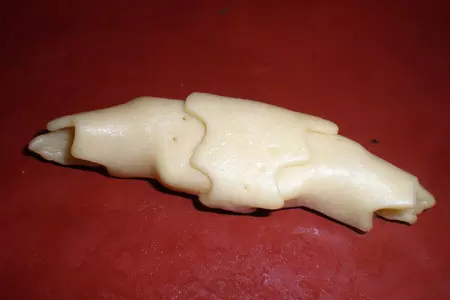 Рогалики с грушей и камамбером: шаг 7