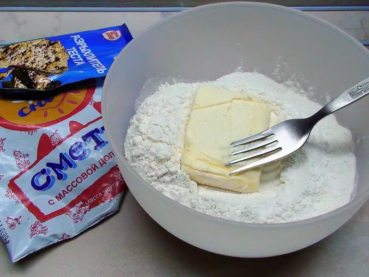 Закусочный "наполеон" с творожным кремом, икрой и копчёной форелью: шаг 1