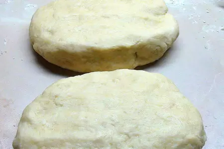 Закусочный "наполеон" с творожным кремом, икрой и копчёной форелью: шаг 2