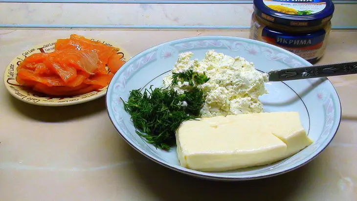 Закусочный "наполеон" с творожным кремом, икрой и копчёной форелью: шаг 9