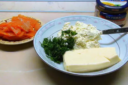 Закусочный "наполеон" с творожным кремом, икрой и копчёной форелью: шаг 9