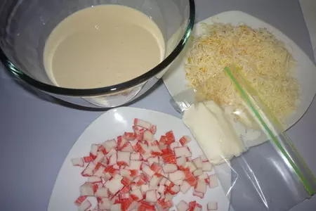 Блины ,,с сыром и крабовыми палочками,,: шаг 1