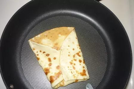 Блины ,,с сыром и крабовыми палочками,,: шаг 7