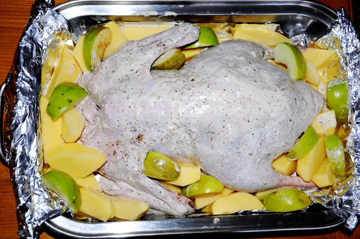 Утка фаршированная с яблоками: шаг 2