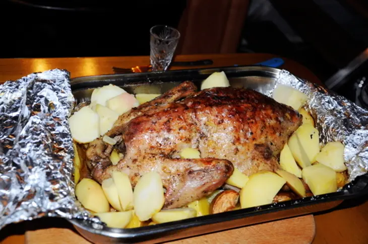 Утка фаршированная с яблоками: шаг 3