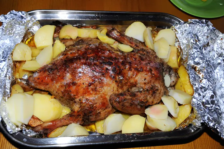 Утка фаршированная с яблоками: шаг 4