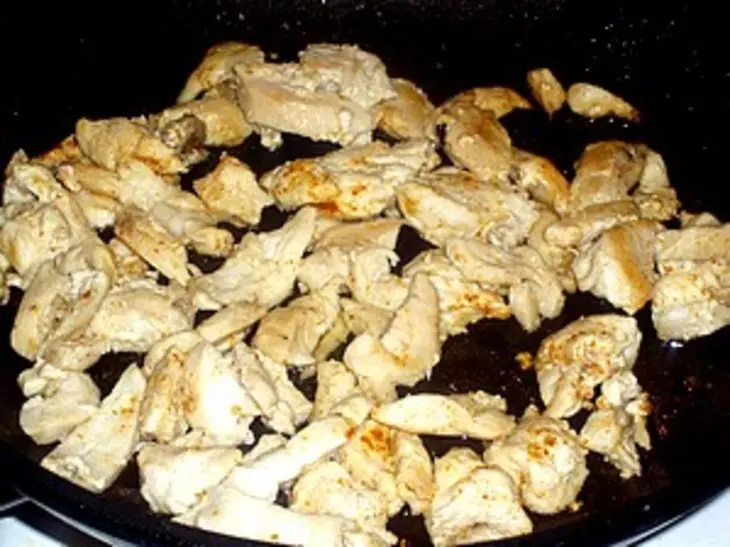 Салат из жареной курицы с грушей: шаг 1