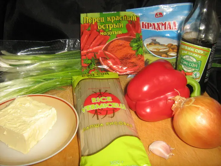 Луковый суп с рисовой лапшой и соевым соусом: шаг 1