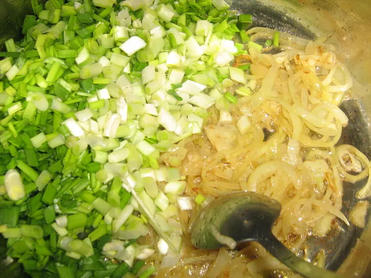 Луковый суп с рисовой лапшой и соевым соусом: шаг 3