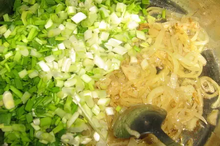 Луковый суп с рисовой лапшой и соевым соусом: шаг 3
