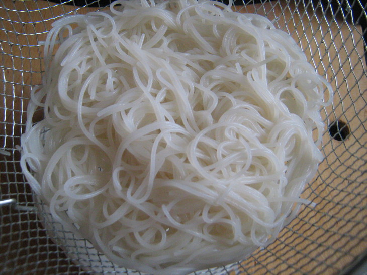 Луковый суп с рисовой лапшой и соевым соусом: шаг 6