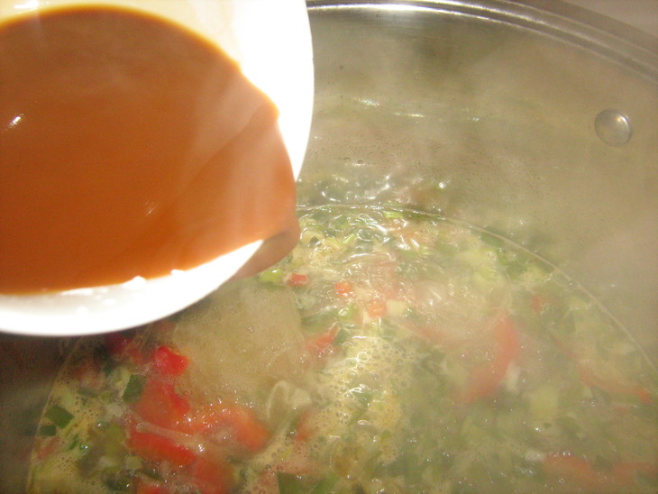 Луковый суп с рисовой лапшой и соевым соусом: шаг 9