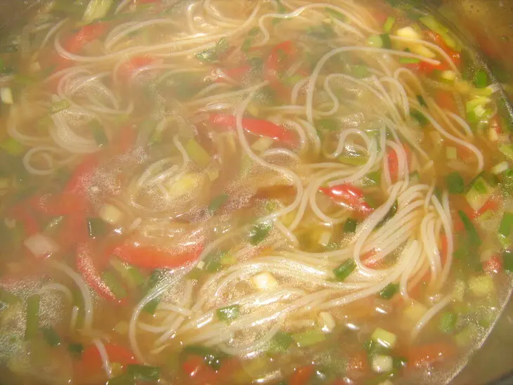 Луковый суп с рисовой лапшой и соевым соусом: шаг 10