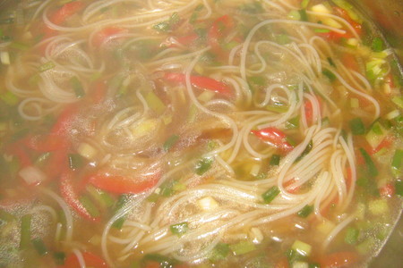 Луковый суп с рисовой лапшой и соевым соусом: шаг 10