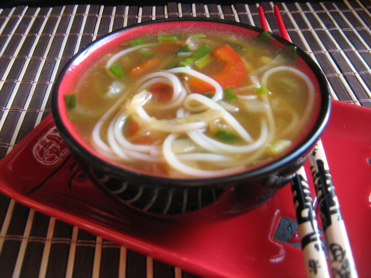 Луковый суп с рисовой лапшой и соевым соусом: шаг 11
