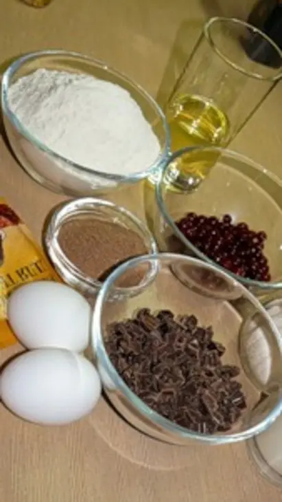 Маффины с темным шоколадом и брусникой.: шаг 1