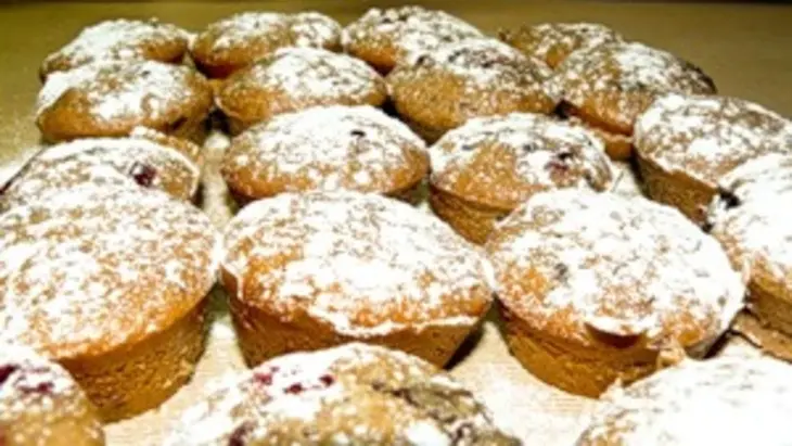Маффины с темным шоколадом и брусникой.: шаг 7