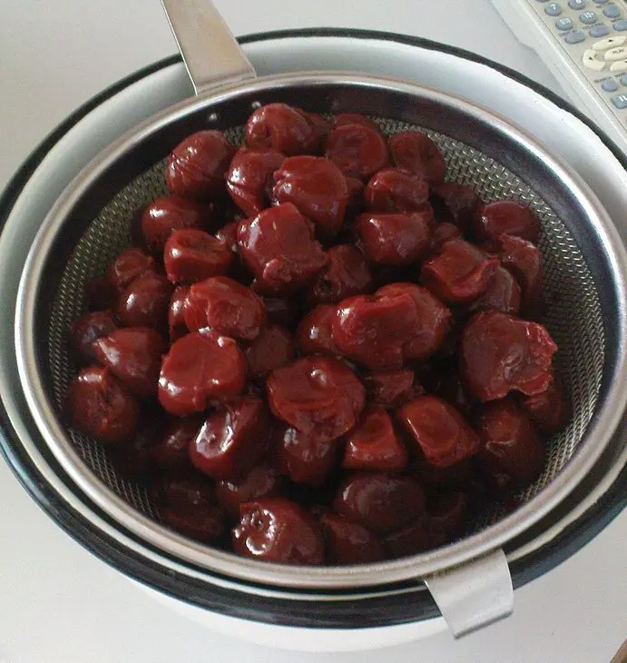 Рогалики с вишней: шаг 2