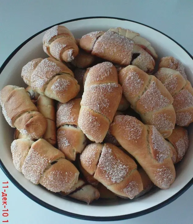 Рогалики с вишней: шаг 9