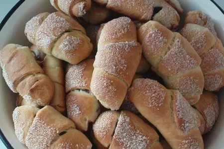 Рогалики с вишней: шаг 9
