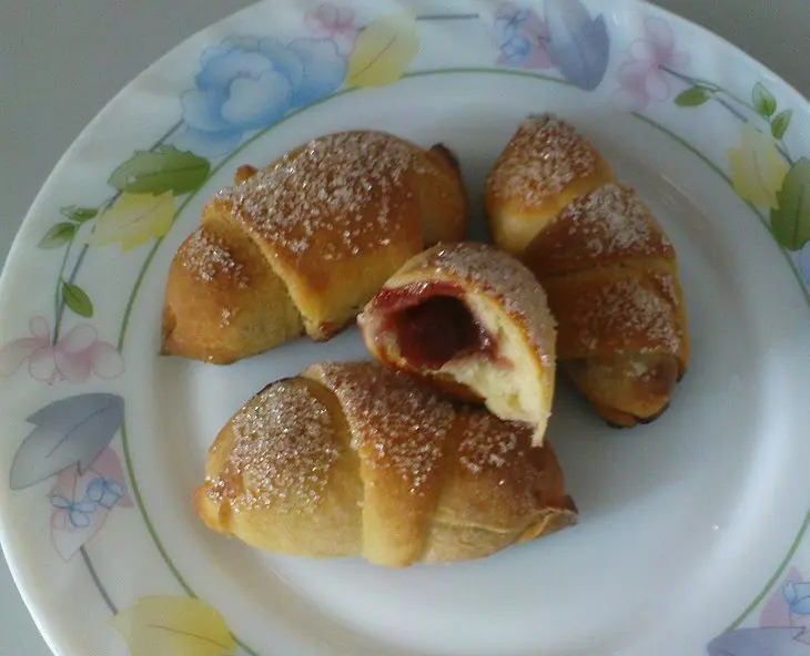 Рогалики с вишней: шаг 10