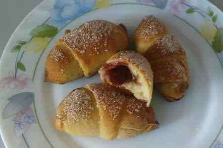 Рогалики с вишней: шаг 10