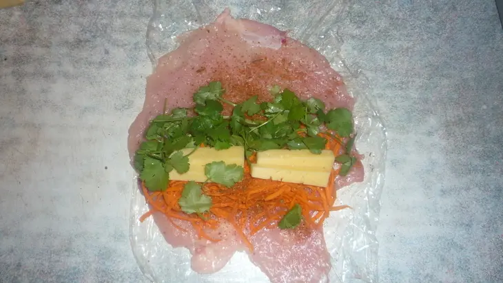 Куринный рулет с морковкой и сыром.: шаг 2
