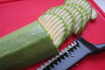Салат "зелёный" с кабачком ("ложный гриль").: шаг 4